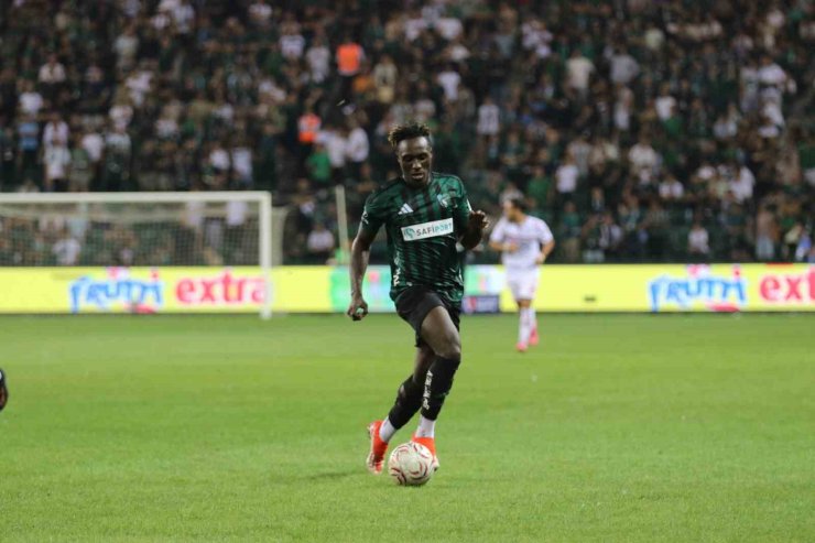 Trendyol Süper Lig: Kocaelispor: 1 - Samsunspor: 0 (İlk yarı)