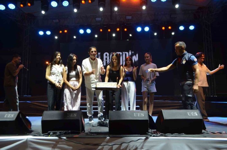 Çiçek takdimi için çıktığı sahnede sürprizle karşılaştı