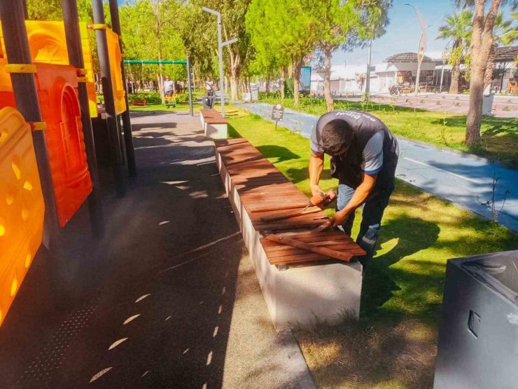 Didim Belediyesi parklardaki bakım ve onarım çalışmalarını sürdürüyor