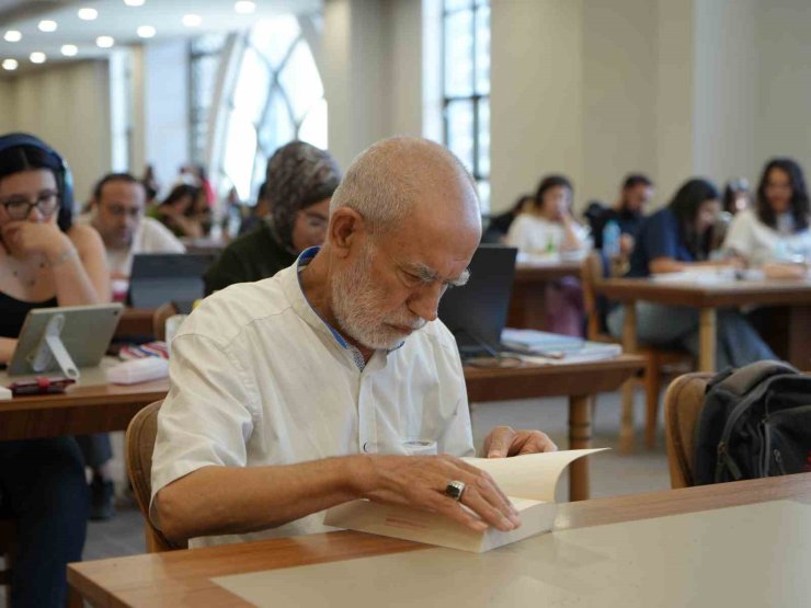 76 yaşındaki adamın kitap aşkı
