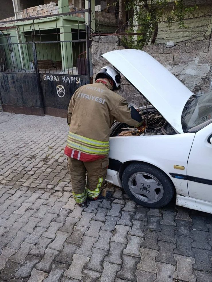 İskenderun’da otomobilde yangın çıktı