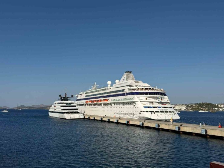 Bodrum’u iki yolcu gemisi ziyaret etti
