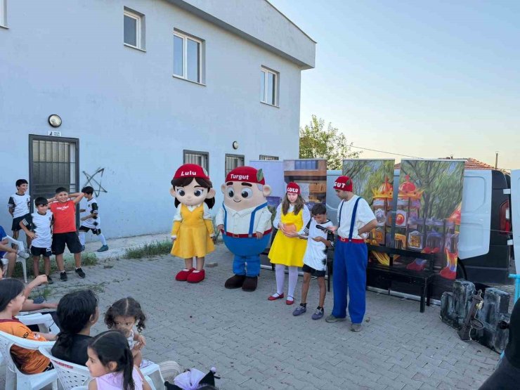 ‘Turgut ve Lulu’ Sokak Tiyatrosu ile çocuklarla buluştu