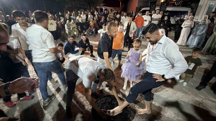 Damat ve sağdıcı kara kazan üzerinde oynattılar