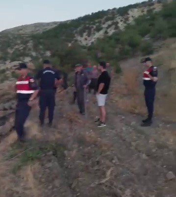 Kovalarla su taşıyan köylüler yangını söndürdü