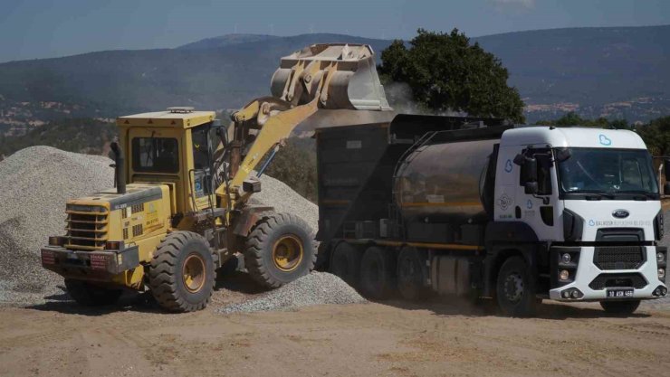Balıkesir Büyükşehir Dursunbey’de yollara asfalt atıyor