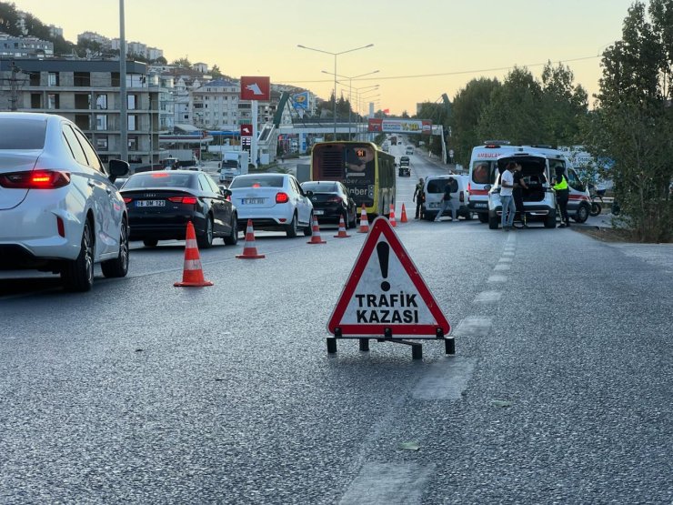 Otomobilin çarptığı genç motosiklet sürücüsü yola savruldu