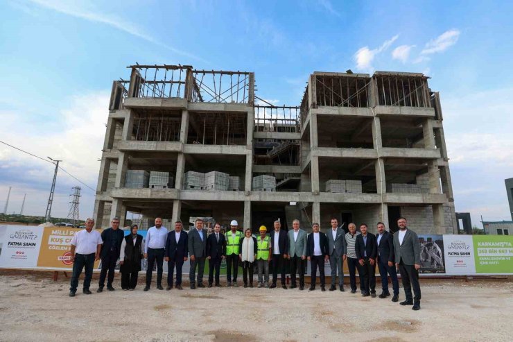 Şahin, Karkamış’ta yükselen Gazi Konut projesini inceledi