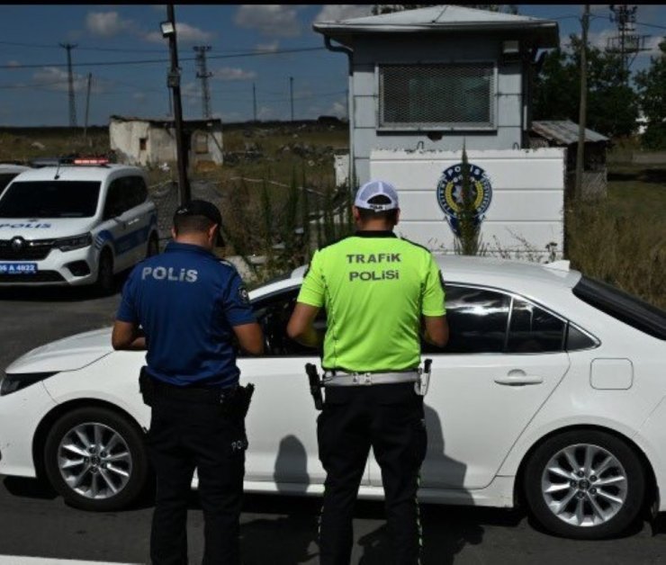 Kars’ta trafik ekiplerinden karayollarında sıkı denetim: "Hızınızı düşürün, kemerinizi takın"