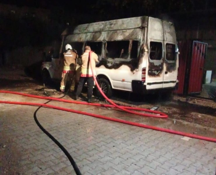 Hatay’da minibüs alevlere teslim oldu