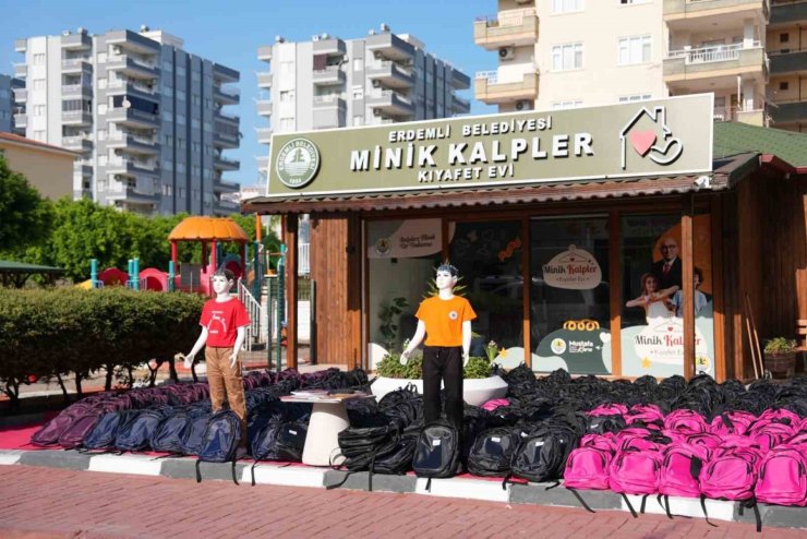 Erdemli’de öğrencilere kırtasiye ve kıyafet desteği