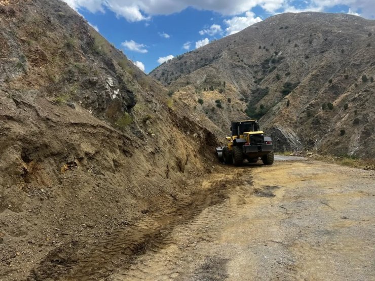 Köy yollarında bakım ve onarım çalışmaları sürüyor