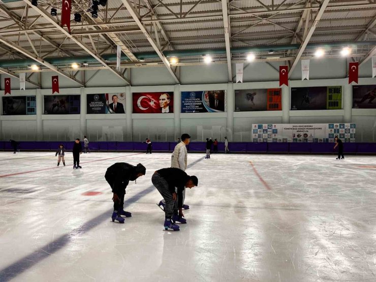 Kars’ta buz pistinde hareketli günler: Halk seansları devam ediyor