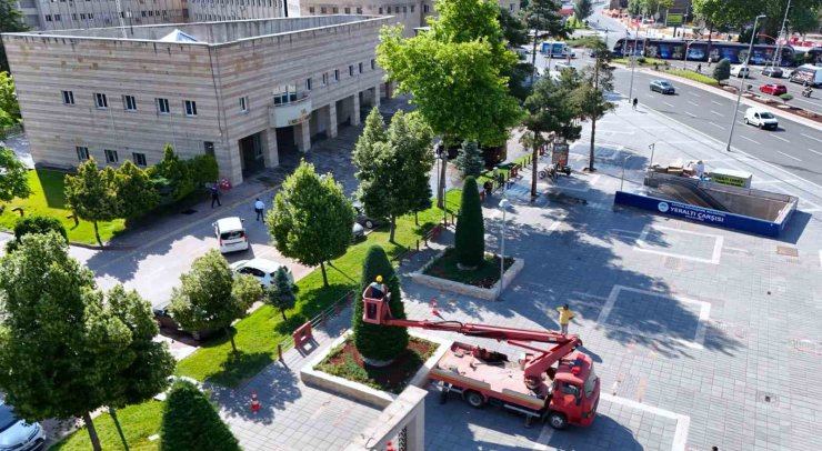 Büyükşehirden kent estetiğine titiz dokunuş: Süs bitkilerine form budaması