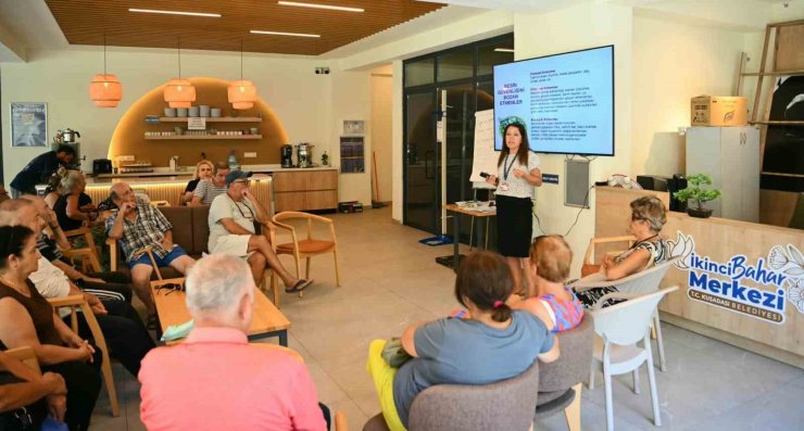 Kuşadası’nda yaşlı çınarlara sağlıklı gıda tüketimi anlatıldı