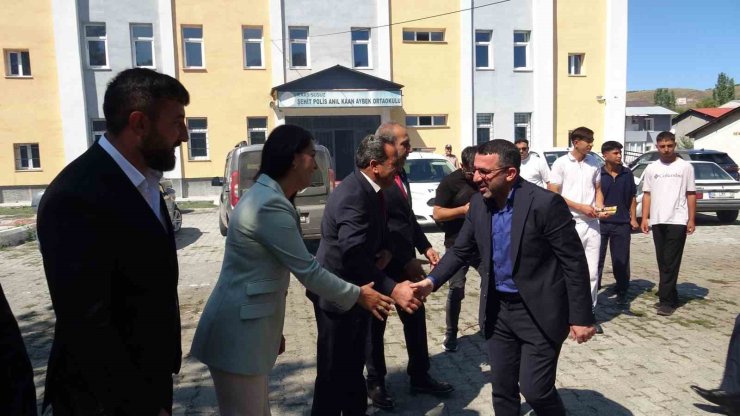 AK Parti Susuz’da Danışma Meclisi coşkusu: İlçeye yapılan yatırımlar masaya yatırıldı
