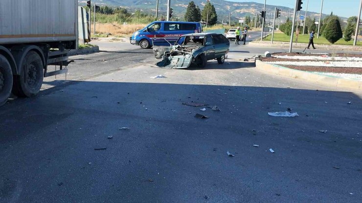 Gediz’de tır ile otomobilin karıştığı trafik kazasında 2 kişi yaralandı
