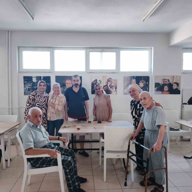 Burhaniye’de kadın muhtardan huzurevi ziyareti