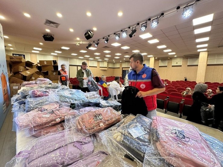 Kağıthane Belediyesi’nden öğrencilere çanta ve kırtasiye desteği