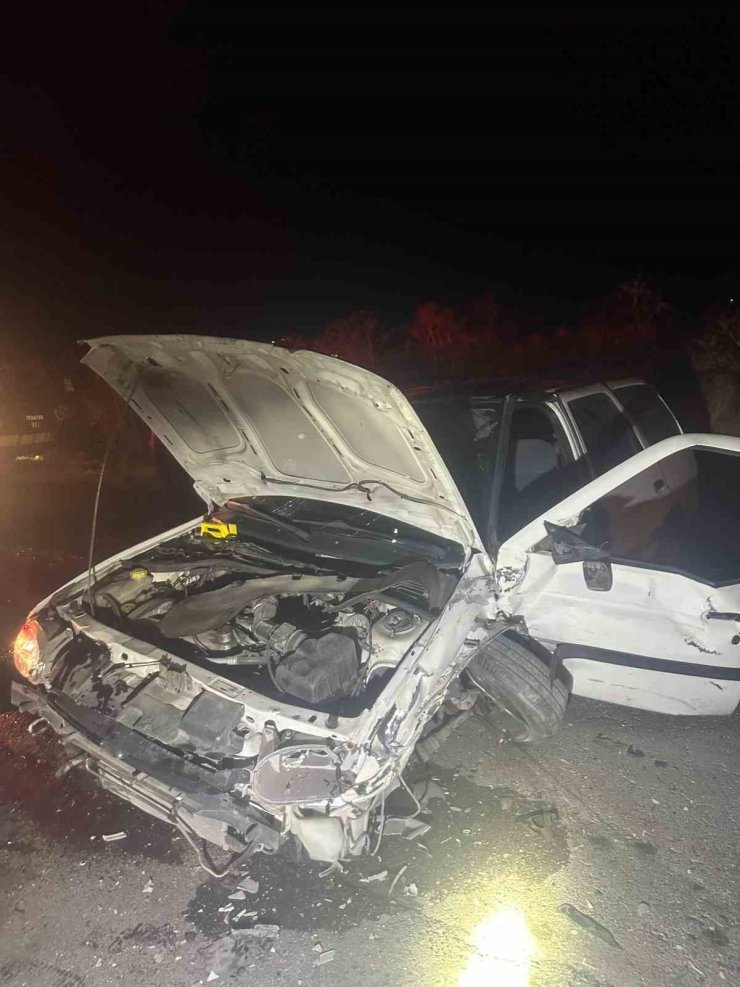 Kayseri’de hafif ticari araçla otomobil kafa kafaya çarpıştı: 2 yaralı