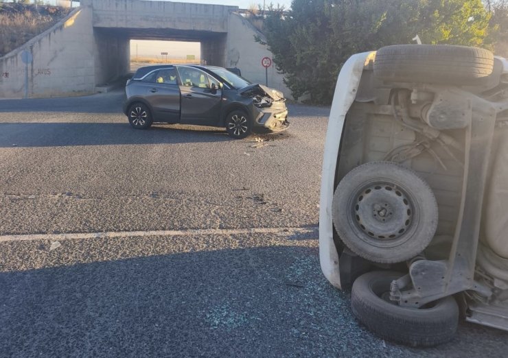 Sivrihisar’da kavşakta çarpışan araçlardan biri yan yattı