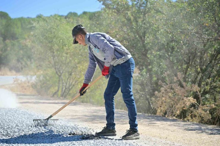 Manisa Büyükşehir’den 2 ilçenin 10 mahallesine ulaşım sağlayan yola asfalt