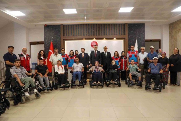 Niğde’de engelli vatandaşlara 21 akülü tekerlekli sandalye desteği