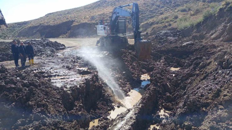 Hakkari’de 3 bin 500 rakımda su hattı için zorlu çalışma
