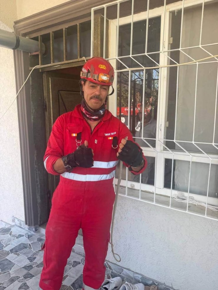 Antakya’da eve giren yılan yakalandı
