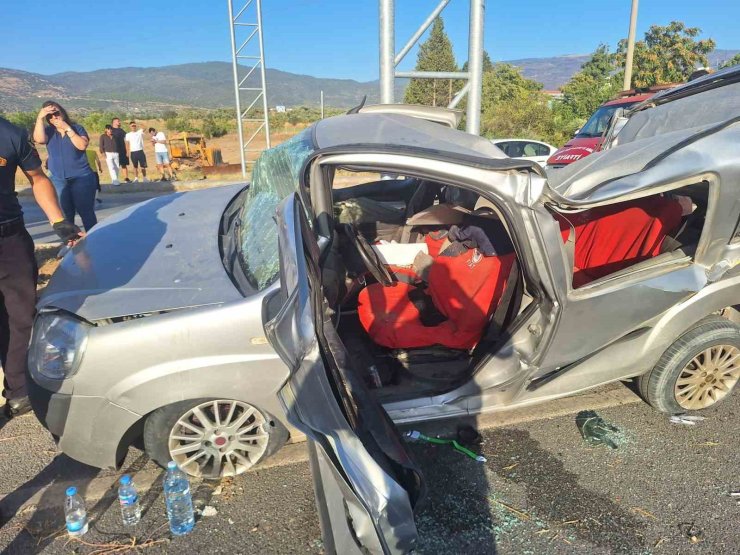 Kontrolden çıkan araç yönlendirme direklerine çarptı: 1 yaralı