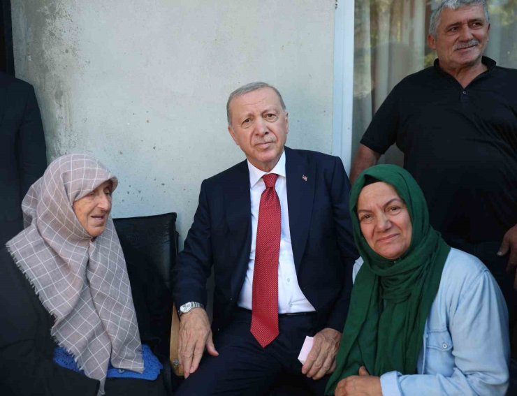Cumhurbaşkanı Erdoğan Rize’de komşularını ziyaret etti