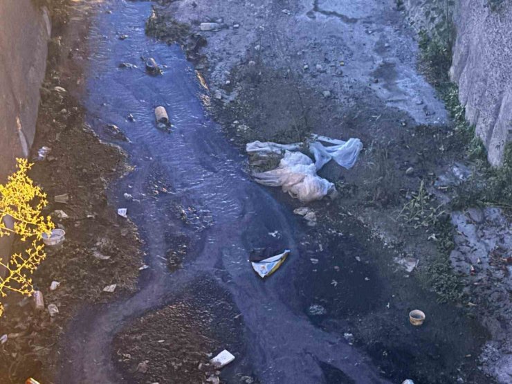 Urla’daki dere kirliliğine vatandaşlardan tepki