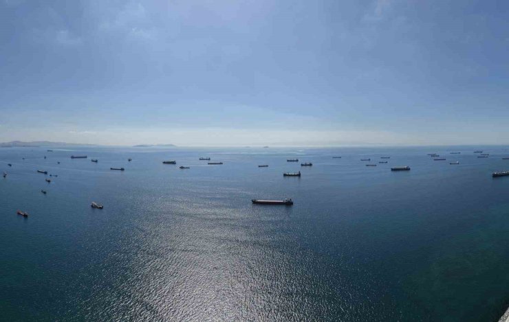 Karadeniz’deki saldırı riski nedeniyle ilerleyemeyen gemiler, İstanbul açıklarını adeta otoparka çevirdi