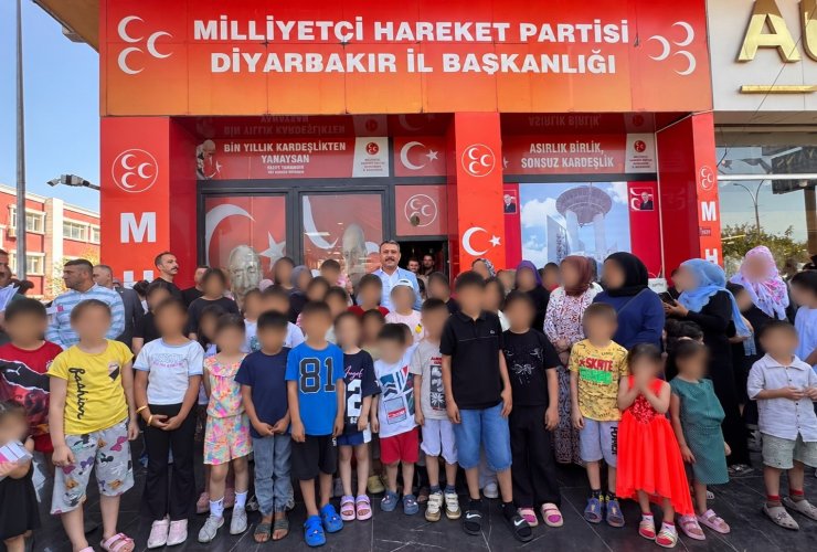 MHP’den Diyarbakır’daki yüzlerce öğrenciye kırtasiye ve ayakkabı desteği
