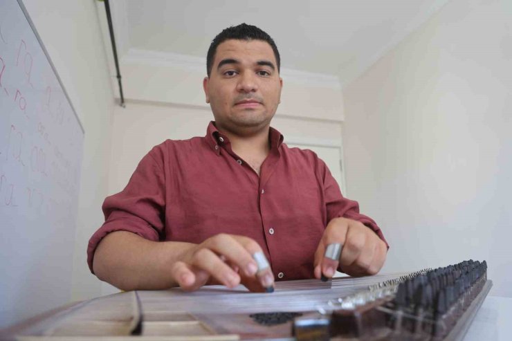 Profesörün "Okuma, yazma öğrenemez" dediği otizmli Ertuğrul, tüm engelleri aşarak annesinin 1 yaşında başlattığı eğitimle konservatuardan mezun oldu
