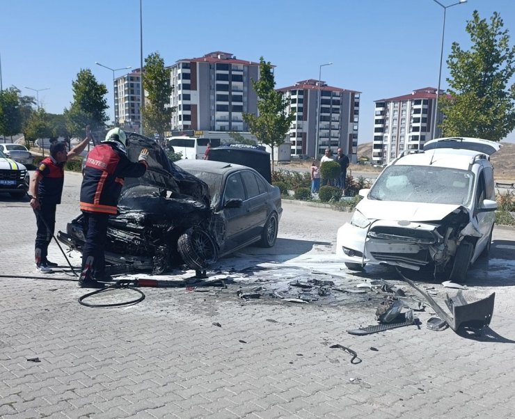 Otomobil ve hafif ticari araç çarpıştı, 1 kişi yaralandı