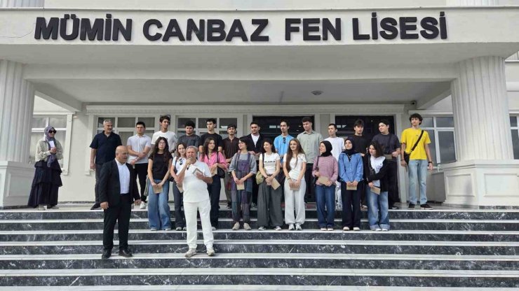 Başarılı öğrencilere okullarının ilk gününde tablet ve telefon sürprizi