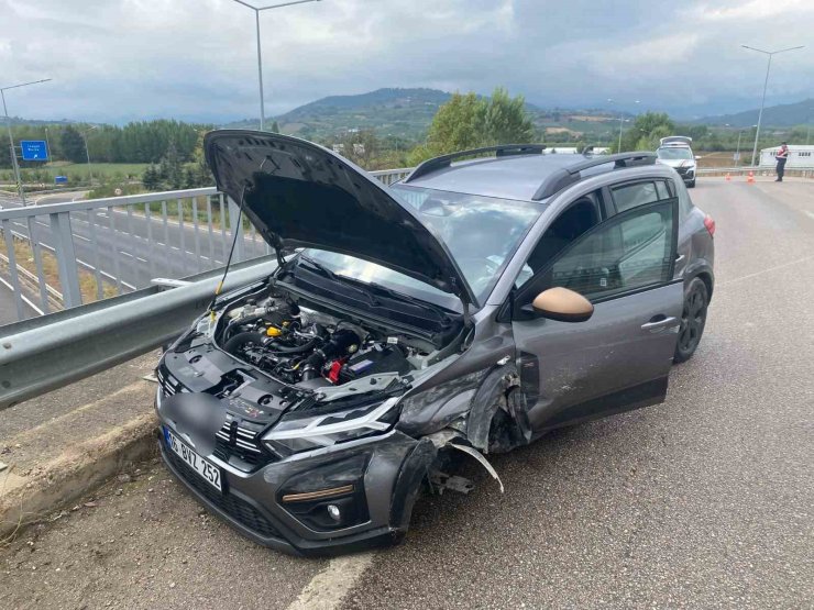 Kontrolden çıkan araç bariyerlere çarptı: 2 yaralı