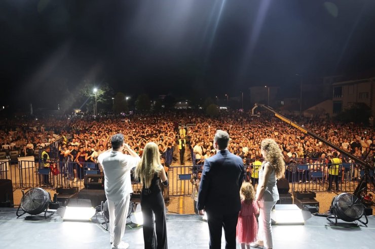Çivril Elma Festivali’nin muhteşem finalini Derya Uluğ yaptı
