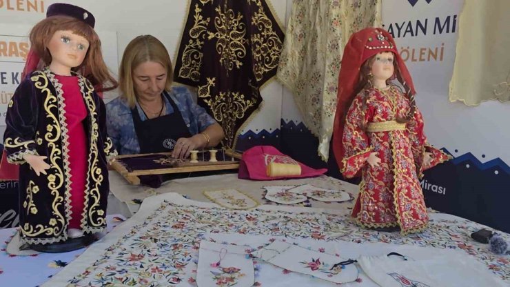 Kütahya’nın geleneksel kadın kıyafetleri sandıklardan çıkarılarak geleceğe taşınıyor