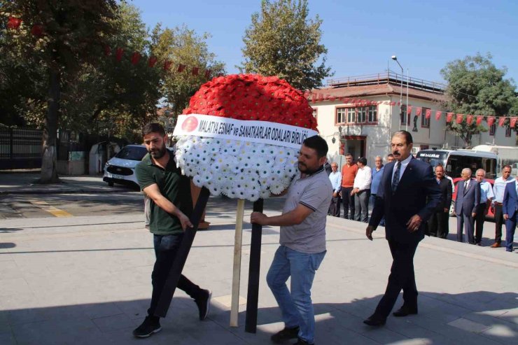 Malatya’da Ahilik Haftası için Atatürk Anıtı’na çelenk sunuldu