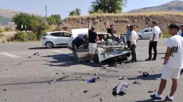 Malatya’da iki araç kafa kafaya çarpıştı: 2 yaralı