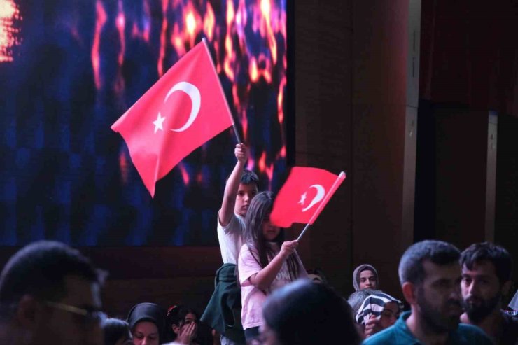 Mustafa Yıldızdoğan Erzincan’da sahne aldı