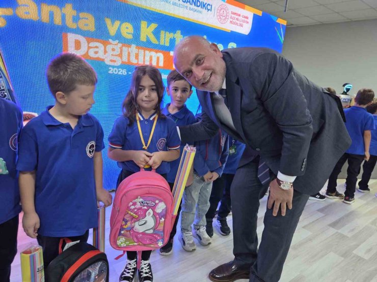 Bu ilçede okula başlayan tüm öğrencilere çanta ve kırtasiye seti hediye