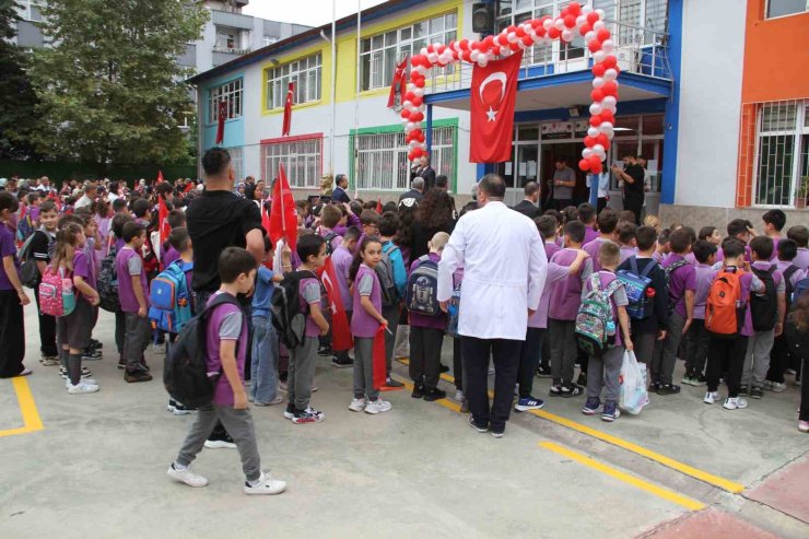 Çarşamba’da okullar öğrencilerle şenlendi
