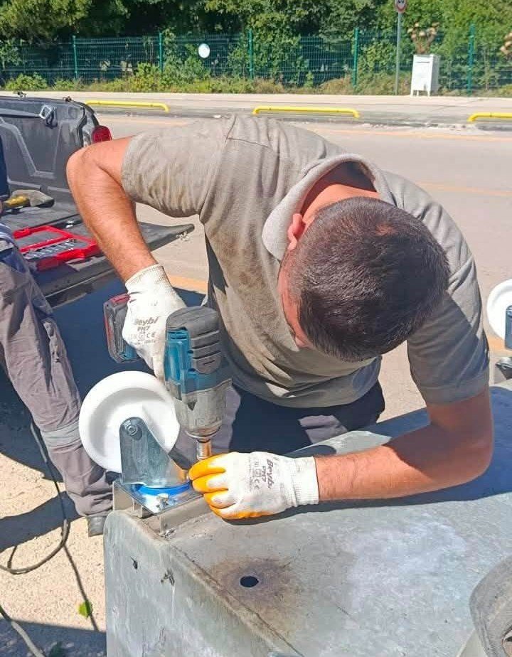 Sinop’ta hasarlı çöp konteynerlerine yerinde onarım