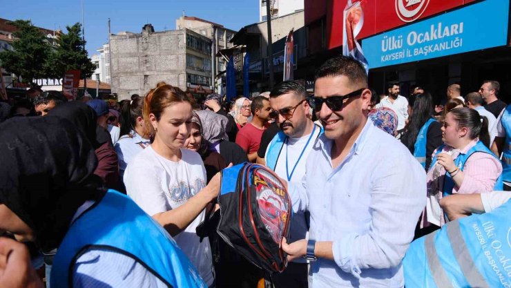 Ülkü Ocakları Kayseri İl Başkanlığı’ndan 5 bin öğrenciye kırtasiye desteği