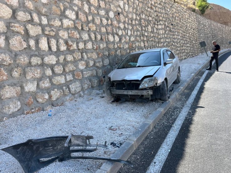 Otomobil istinat duvarına çarptı: 1 yaralı