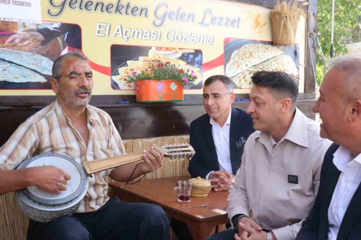 Eski futbolcu, AK Parti MKYK Üyesi Mesut Özil, Sakarya’da vatandaşlarla bir araya geldi
