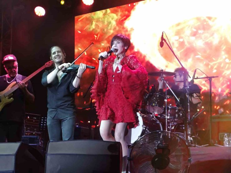 Ayvalık’ta Aydilge konserine yoğun ilgi